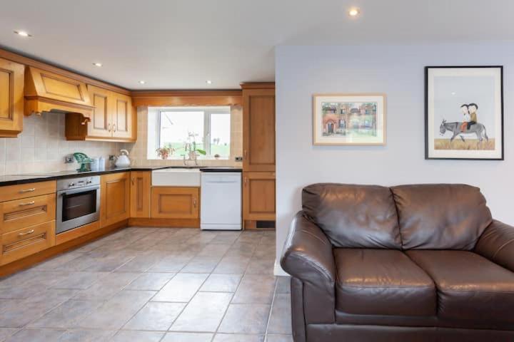 Charming Cottage 4 Bedroom Acton  Экстерьер фото