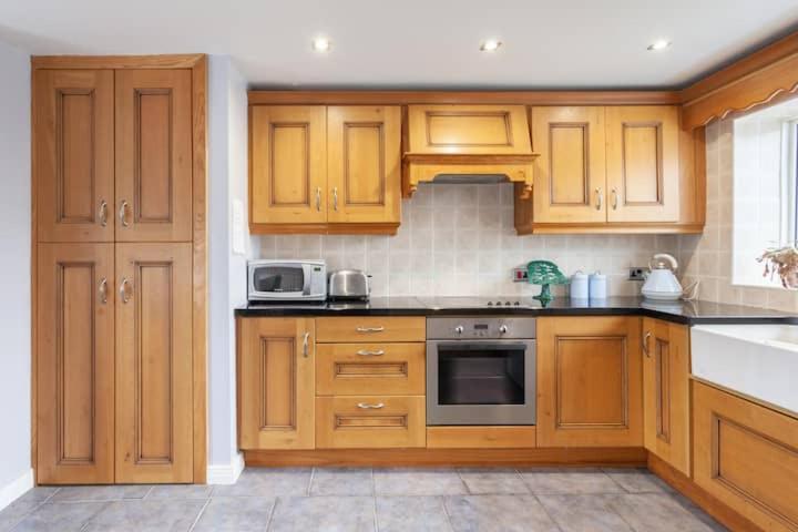 Charming Cottage 4 Bedroom Acton  Экстерьер фото